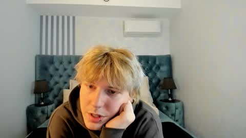 Snapshot of kevinm1lky chatting on October 22, 2025, 2:39 pm Kevin online show from October 22, 2025, 2:39 pm