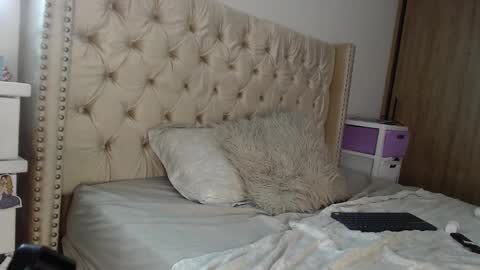 khloe33 online show from February 21, 2025, 7:01 am