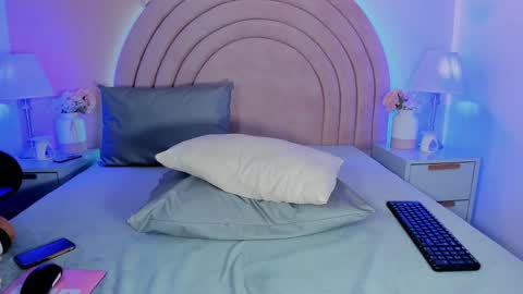 KI KI online show from October 25, 2025, 8:03 pm