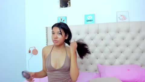 kim_eli online show from January 3, 2025, 7:39 pm