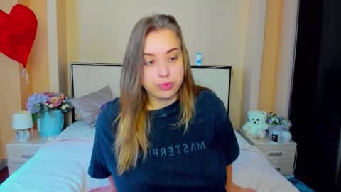 kimberly_mmm online show from October 12, 2025, 7:07 am