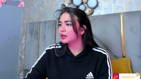 Snapshot of kimdevinne chatting on November 13, 2025, 2:21 am KIM online show from November 13, 2025, 2:21 am