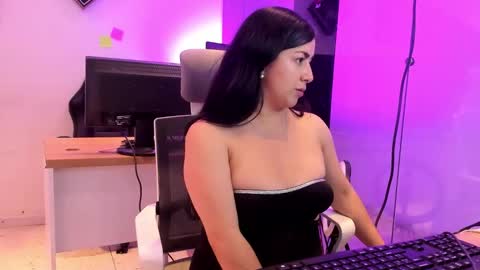 Camila online show from October 21, 2025, 1:23 pm