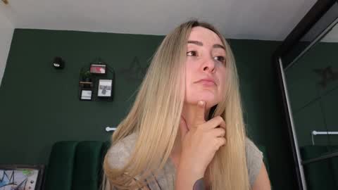 Snapshot of kimmie_ chatting on December 24, 2024, 8:05 pm Kimmie online show from December 24, 2024, 8:05 pm