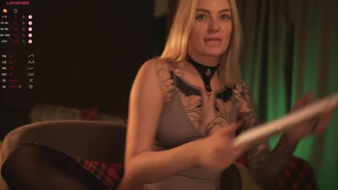 kinkylina_ online show from December 30, 2024, 7:53 pm