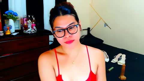 KIRA online show from April 8, 2026, 2:11 am