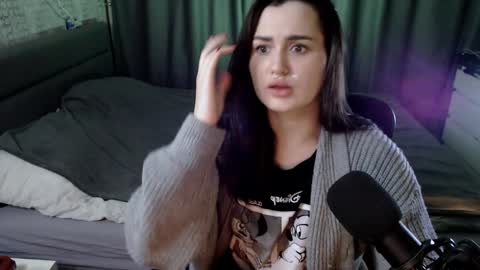 Snapshot of kira_yammy chatting on January 1, 2025, 12:53 am Kira  follow me  online show from January 1, 2025, 12:53 am