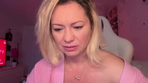 Snapshot of kiradivine chatting on December 7, 2024, 12:56 pm KiraDivine online show from December 7, 2024, 12:56 pm
