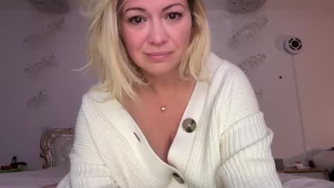 Snapshot of kiradivine chatting on December 8, 2024, 4:28 pm KiraDivine online show from December 8, 2024, 4:28 pm