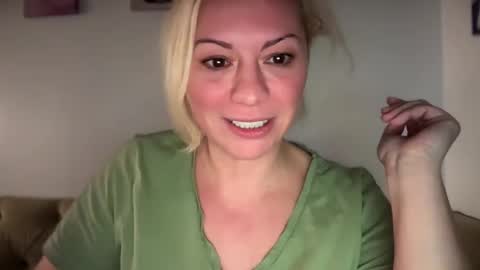 Snapshot of kiradivine chatting on December 31, 2024, 8:02 pm KiraDivine online show from December 31, 2024, 8:02 pm