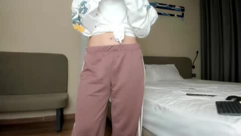 Snapshot of kiraempire chatting on December 17, 2025, 4:24 pm love you online show from December 17, 2025, 4:24 pm