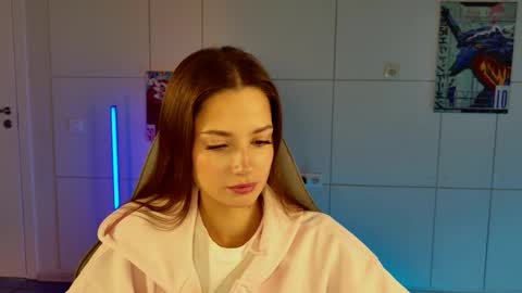 kiravair online show from November 10, 2025, 1:21 pm