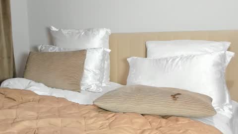 Kira online show from March 22, 2026, 8:23 pm