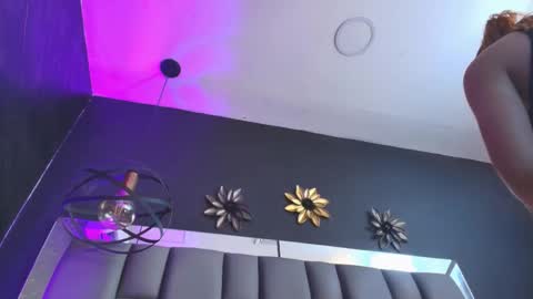 BELLA FLAME online show from November 5, 2025, 7:14 pm