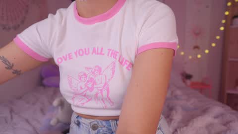 Snapshot of kittenmoon_ chatting on February 26, 2025, 12:27 am      online show from February 26, 2025, 12:27 am