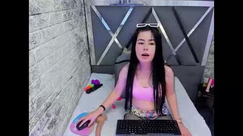 kitty_small69 online show from April 28, 2026, 3:06 pm