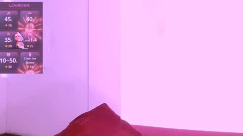 kitty_smoll online show from October 7, 2025, 9:23 pm