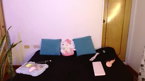 LAURA  help me reach 100likes online show from November 5, 2025, 5:02 pm