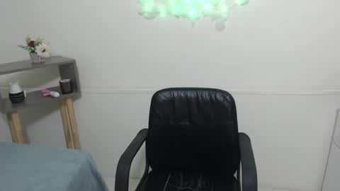 kittylove_x online show from June 23, 2026, 5:44 pm