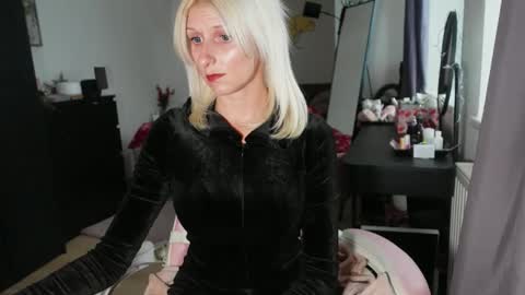 kittysxkat online show from November 25, 2025, 12:16 pm