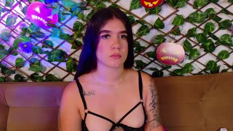 kloe_bella online show from October 20, 2025, 1:11 pm