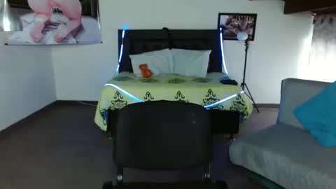 Kloe deker online show from February 17, 2025, 2:04 pm