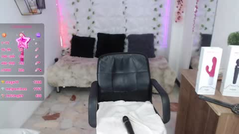 Snapshot of kloeking_ chatting on January 22, 2025, 11:53 pm kloe online show from January 22, 2025, 11:53 pm