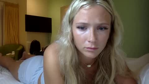 Snapshot of korinaluvv chatting on October 14, 2025, 12:33 am Korina online show from October 14, 2025, 12:33 am