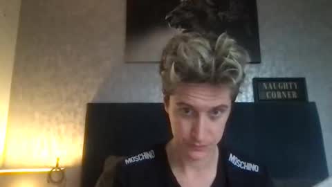 Snapshot of krisl77 chatting on April 1, 2026, 5:21 pm krisl77 online show from April 1, 2026, 5:21 pm