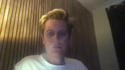 Snapshot of krisl77 chatting on April 4, 2026, 6:27 pm krisl77 online show from April 4, 2026, 6:27 pm