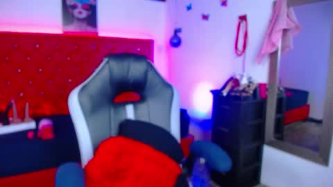 kriss_sweetboobs online show from November 8, 2025, 2:17 pm