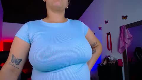 kriss_sweetboobs online show from November 20, 2025, 12:05 pm