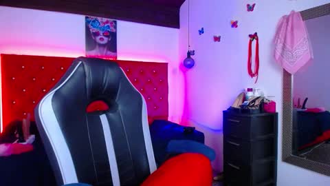 kriss_sweetboobs online show from November 23, 2025, 12:16 pm