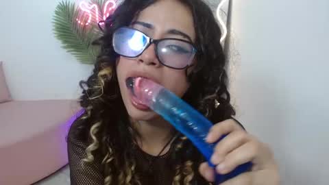 kristen_tay online show from February 18, 2025, 6:15 am