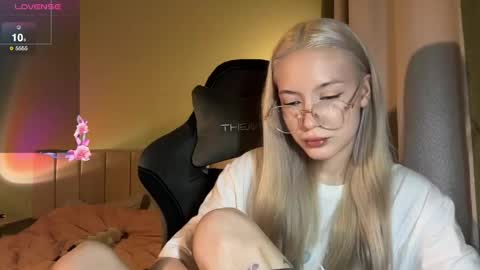 Bella and Alexandra online show from June 4, 2026, 11:00 pm