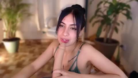 Snapshot of l_e_a chatting on December 14, 2024, 5:18 am l_e_a online show from December 14, 2024, 5:18 am