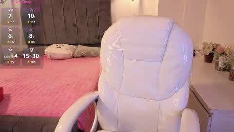  L A R A   online show from November 1, 2025, 8:33 pm