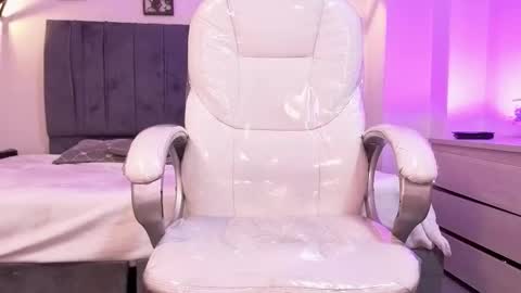  L A R A   online show from February 21, 2026, 9:05 pm