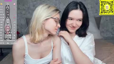 Violet and Isabel online show from June 29, 2026, 7:25 pm