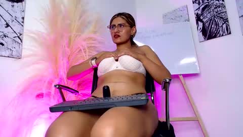 Snapshot of lady_falcon chatting on January 16, 2025, 7:49 am LADY online show from January 16, 2025, 7:49 am