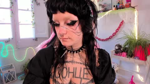 Mia online show from March 31, 2026, 11:43 am