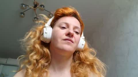 Snapshot of ladybigsmile chatting on May 2, 2026, 10:09 am Sima Ladybigsmile online show from May 2, 2026, 10:09 am