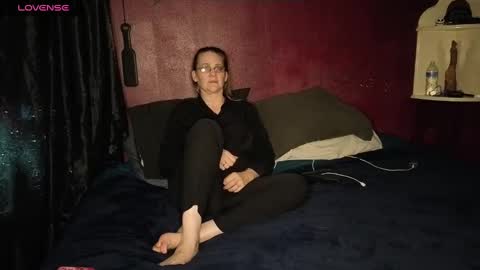ladykiva_n_hubz online show from October 8, 2025, 3:37 am