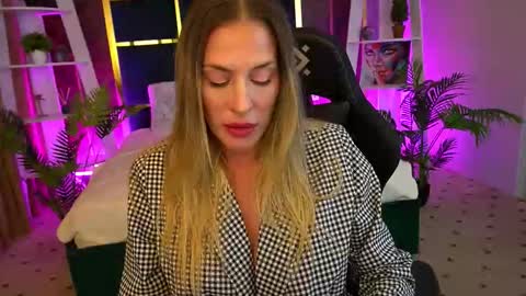 Snapshot of ladyylaura chatting on October 17, 2025, 1:57 pm Laura online show from October 17, 2025, 1:57 pm