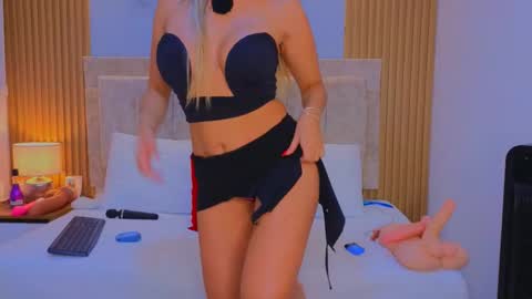 laiamilf online show from February 2, 2026, 11:58 pm