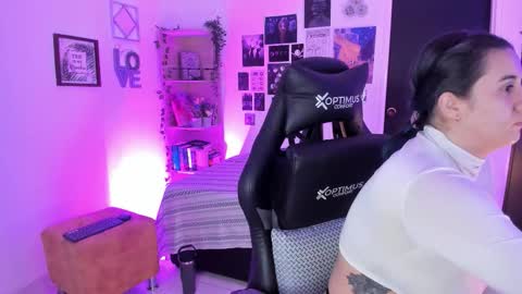 lanaherondale_ online show from November 27, 2025, 9:22 am