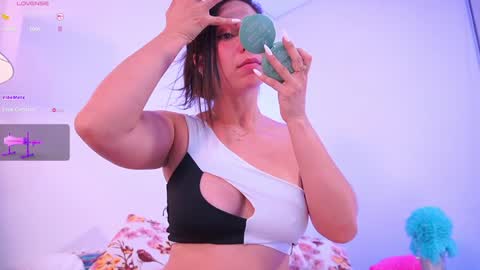 Snapshot of lara_giraldo chatting on February 2, 2025, 3:10 am Hello Guys I am Lara Giraldo WELCOME To my room online show from February 2, 2025, 3:10 am