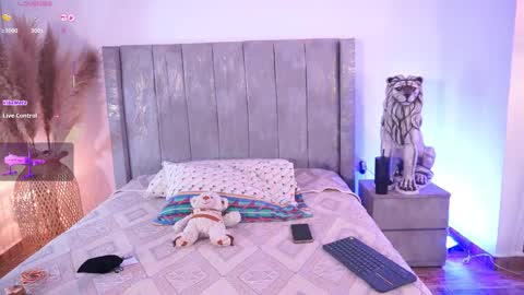 Snapshot of lara_giraldo chatting on December 14, 2025, 12:49 am Hello Guys I am Lara Giraldo WELCOME To my room online show from December 14, 2025, 12:49 am