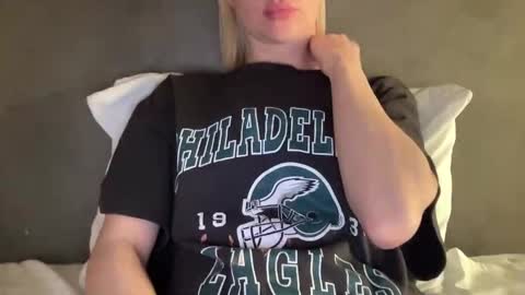 Lara Neon online show from February 24, 2025, 6:04 pm