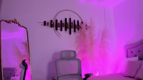 Lara  online show from March 12, 2025, 8:20 pm